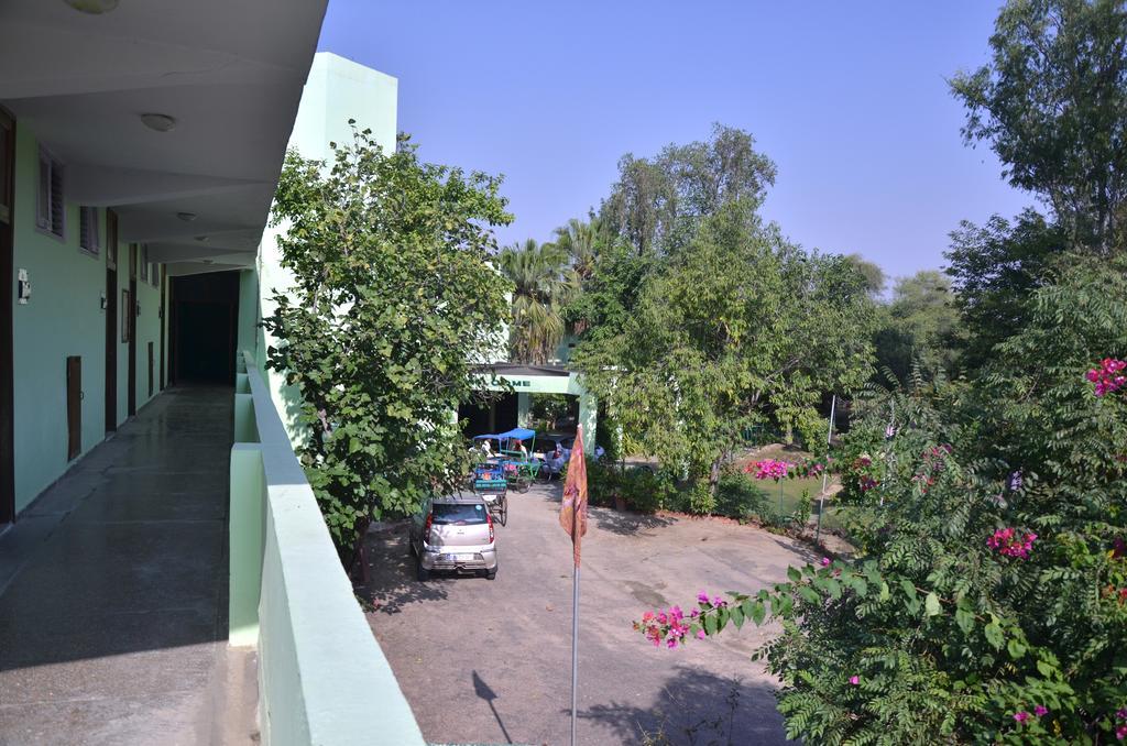 Hotel Bharatpur Ashok ภายนอก รูปภาพ