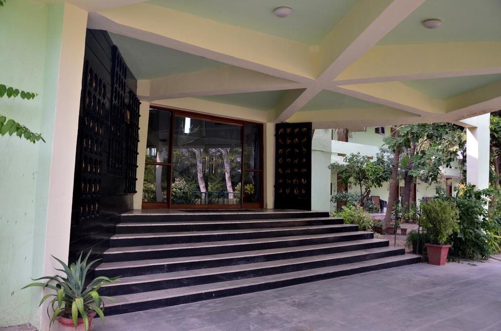 Hotel Bharatpur Ashok ภายนอก รูปภาพ