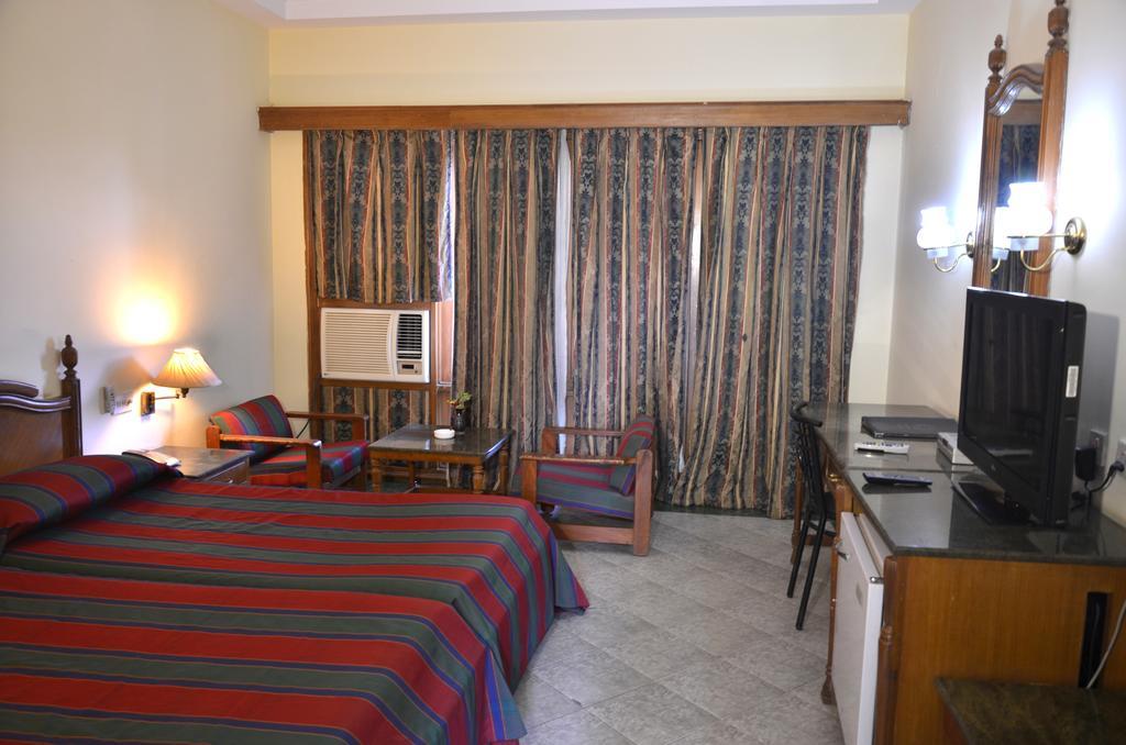 Hotel Bharatpur Ashok ภายนอก รูปภาพ