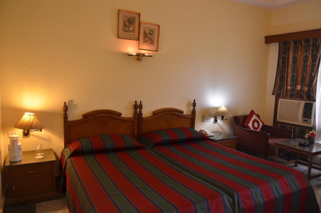 Hotel Bharatpur Ashok ภายนอก รูปภาพ